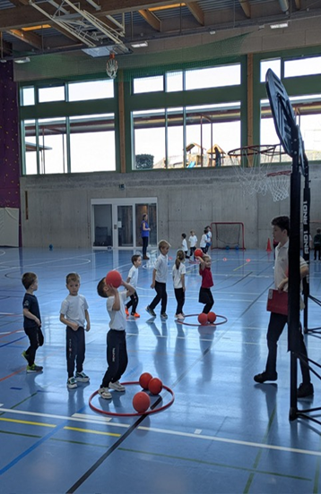 Primary sports lesson at Haut-Lac School